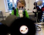 Børn med mikroskop